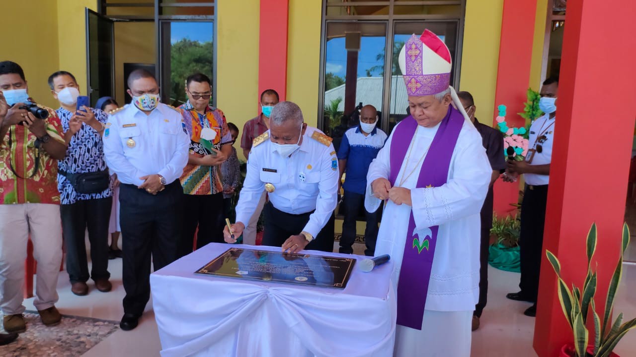 Gubernur Papua Barat Janji Tutupi Kekurangan Dana Pembangunan Aula SMA Katolik Villanova Susweni