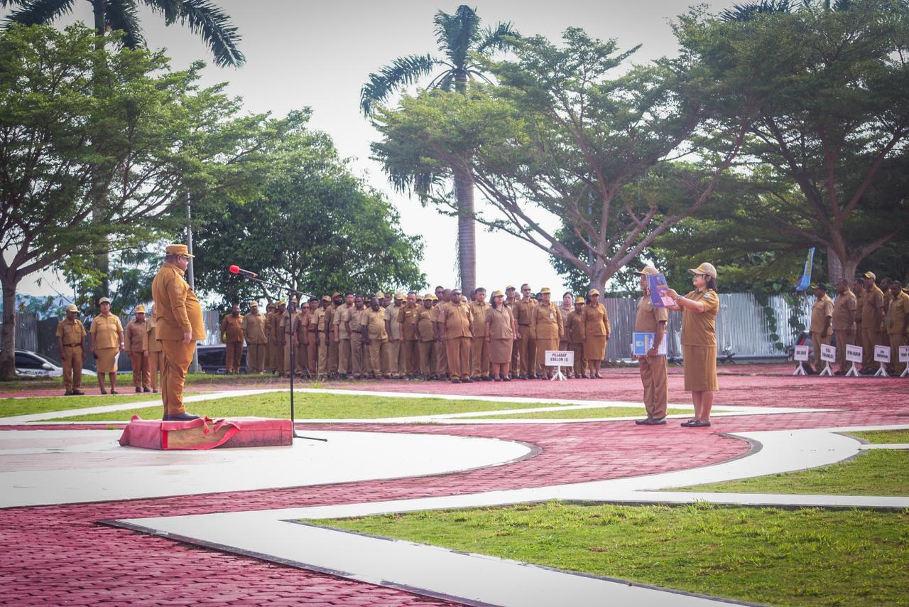 Sekda Ali Baham Tegaskan Pejabat Eselon III dan IV Yang Baru Dilantik Segera Beradaptasi Dengan Lingkungan Kerja