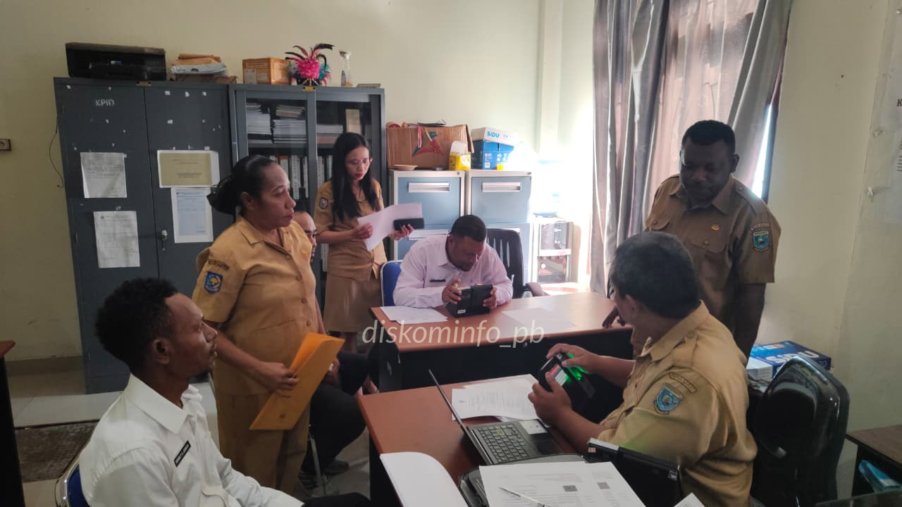 Seluruh CPNS dan PPPK Penempatan Diskominfo Papua Barat Ikuti Perekaman Data Biometrik