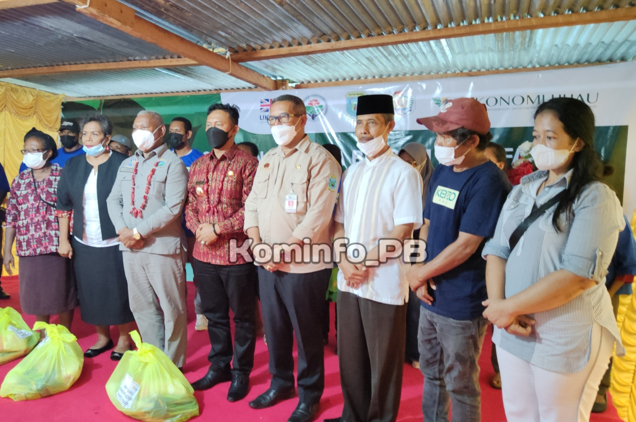 Gubernur Papua Barat Kembali Salurkan Program Bapok dan Tangan Kasih di Fak-Fak