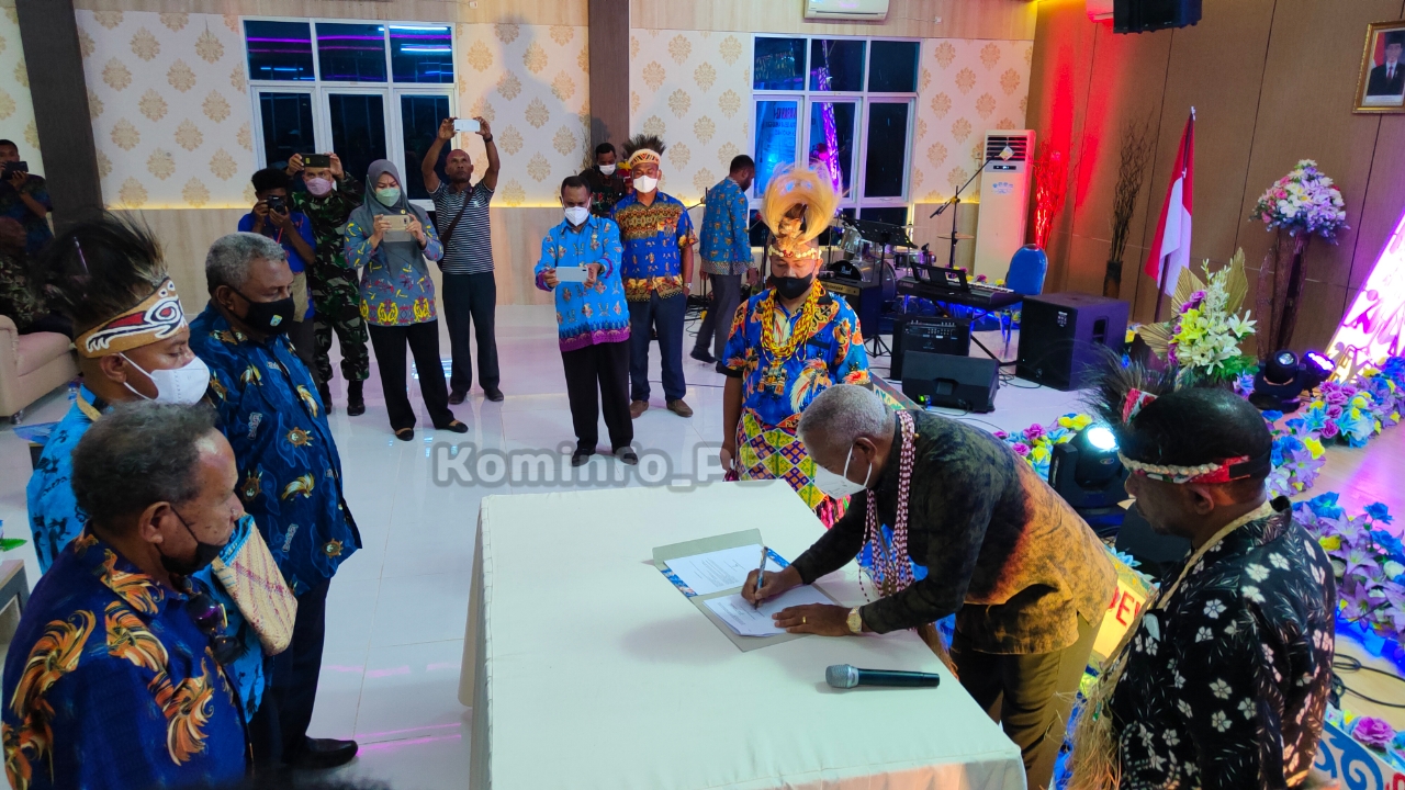 Gubernur Mandacan Lantik Pengurus Kerukunan Keluarga Serui-Ambai Kabupaten Manokwari