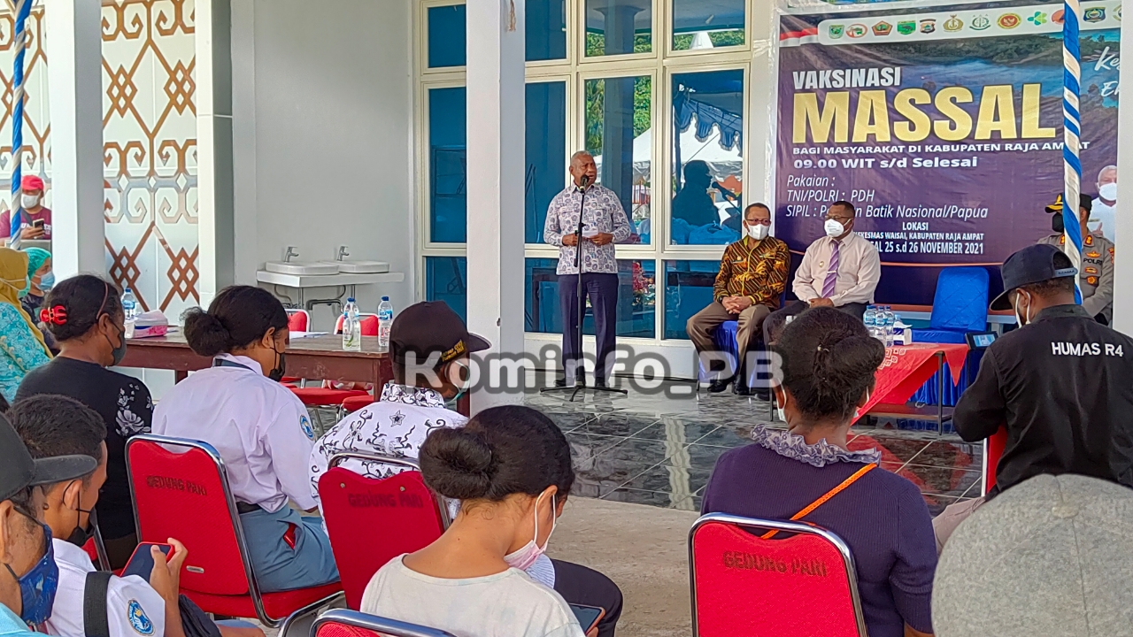 Tinjau Vaksinasi Massal, Gubernur Papua Barat Apresiasi Penanganan Covid-19 di Raja Ampat