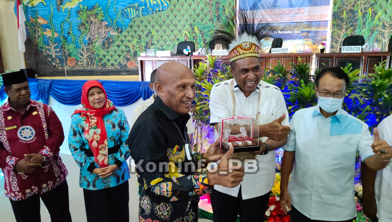 Wakil Gubernur Papua Barat Resmi Tutup Temu Ilmiah IKAPTK di Raja Ampat