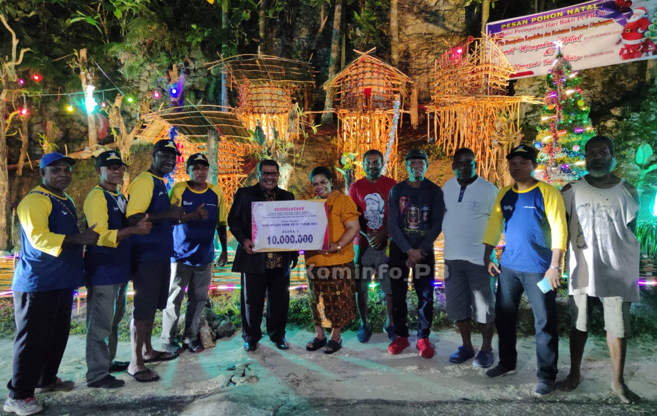 Kadis PUPR PB dan Tim Serahkan Hadiah Lomba Hias Pohon Natal Jelang Harbak Ke-76