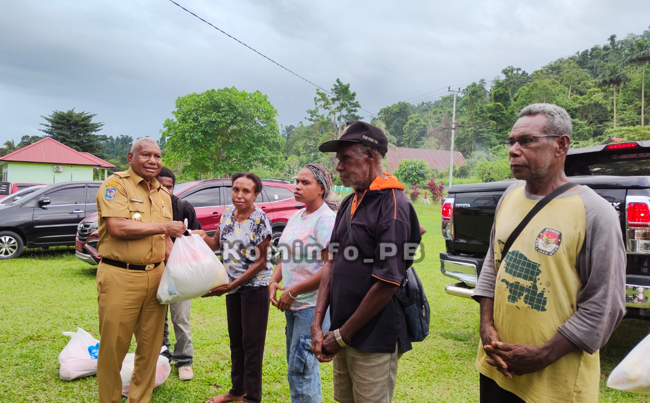 Gubernur Papua Barat Saluran Bantuan Ribuan Paket Bapok Sasar 26 Jemaat Distrik Manokwari Utara