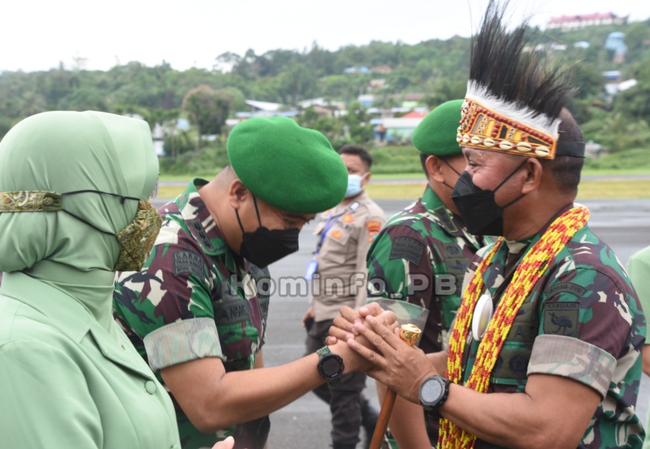 Pangdam XVIII Kasuari, Mayjen TNI Gabriel Lema Tiba [...]