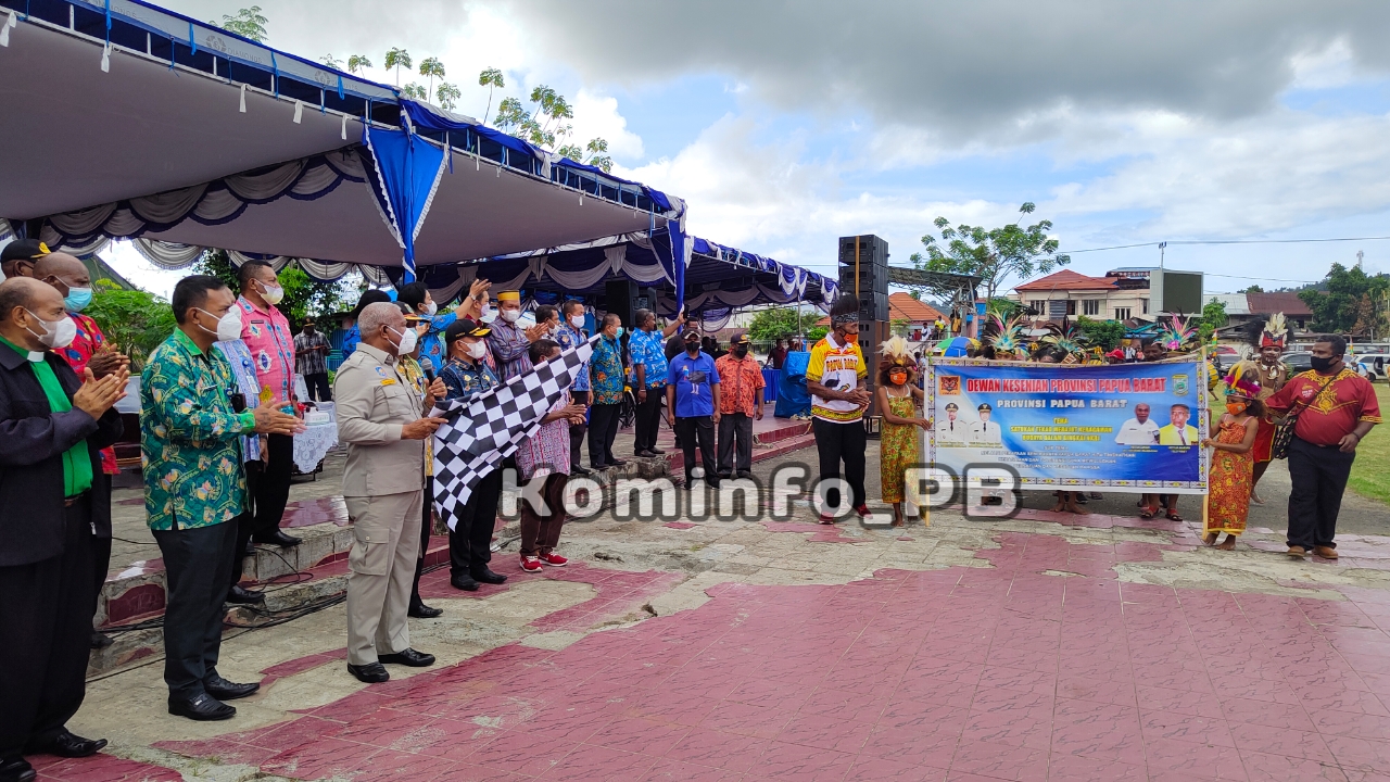Meriahnya Pawai Seni Budaya Papua Barat 2022, Gubernur Mandacan : Mari Kita Jaga Persatuan