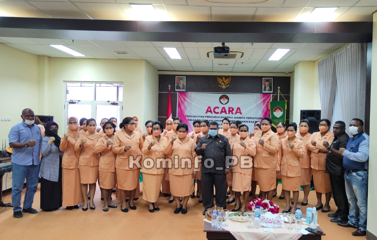 Ketua Dharma Wanita Papua Barat Lantik DWP Dinas PUPR dan Resmikan Kantin