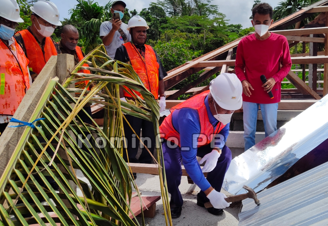 Gubernur Papua Barat Pasang Atap Pastori dan Letakan Batu Pertama Gedung Sekolah Minggu Jemaat GKI Mara Masni