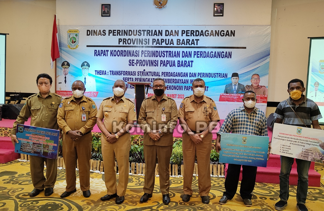 Gubernur Papua Barat Serahkan Bantuan Bapok, Peralatan dan Modal Usaha Bagi IKM di Sorong