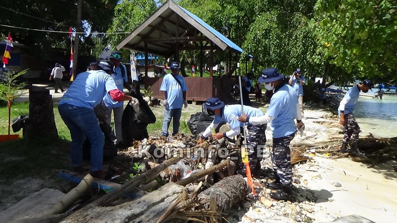 Aksi Bersih Pantai Proyek Desain Pengelolaan Wilayah Pesisir di Papua Barat