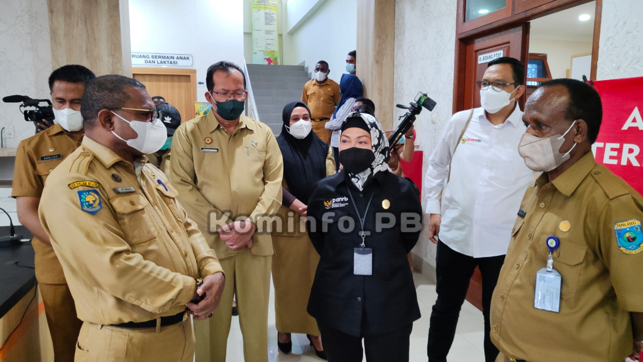 Deputi Bidang Pelayanan Publik Kemenpan-RB Apresiasi Sarpras DPMPTSP Papua Barat