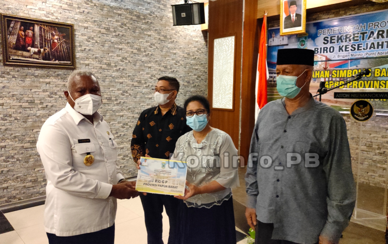 Gubernur Papua Barat Serahkan Bantuan Hibah dan Bansos Tahun 2022, Ratusan Miliar Dikucurkan
