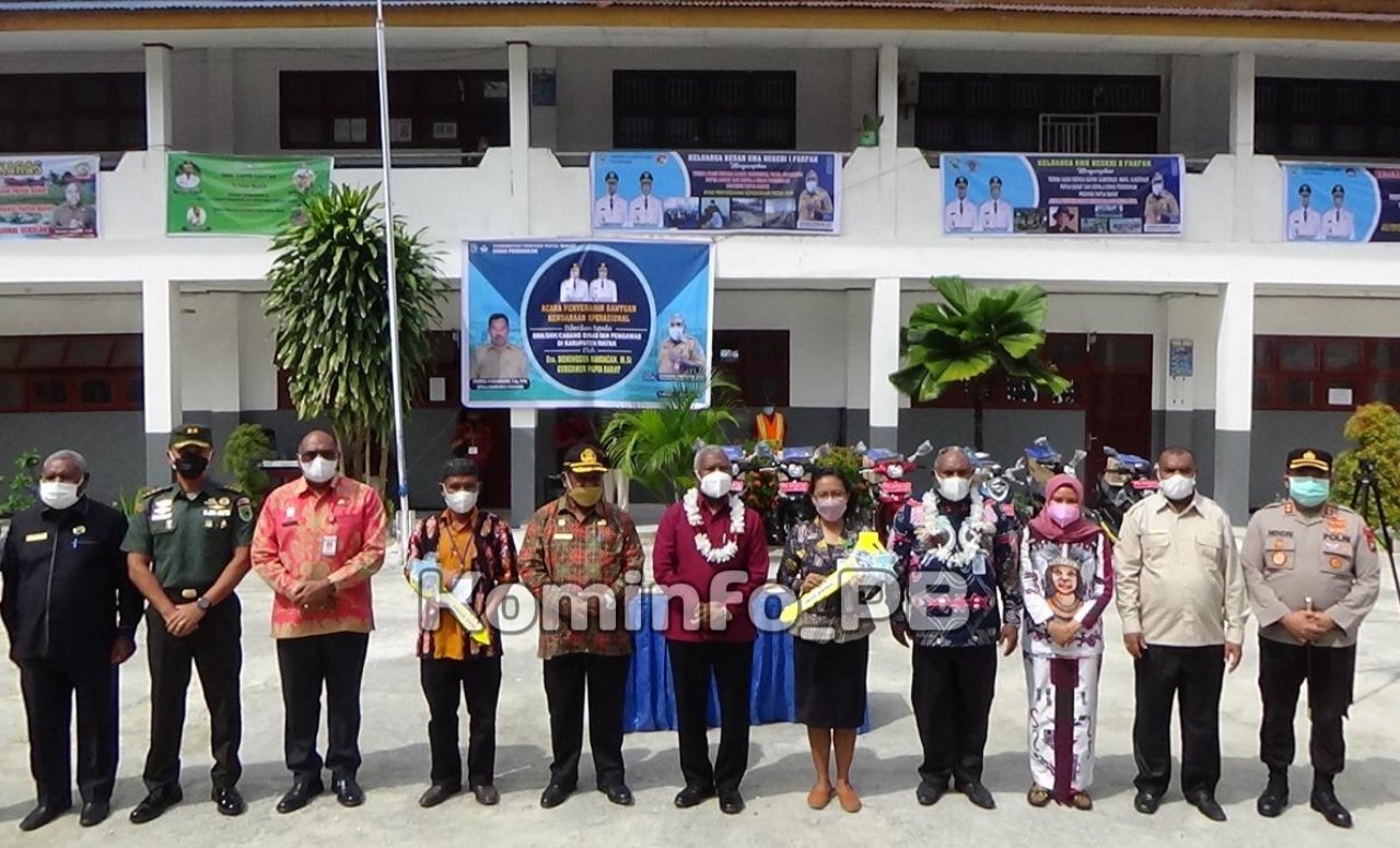 Gubernur Papua Barat Serahkan Bantuan Kendaraan Operasional SMA/SMK di Kabupaten Fak-Fak