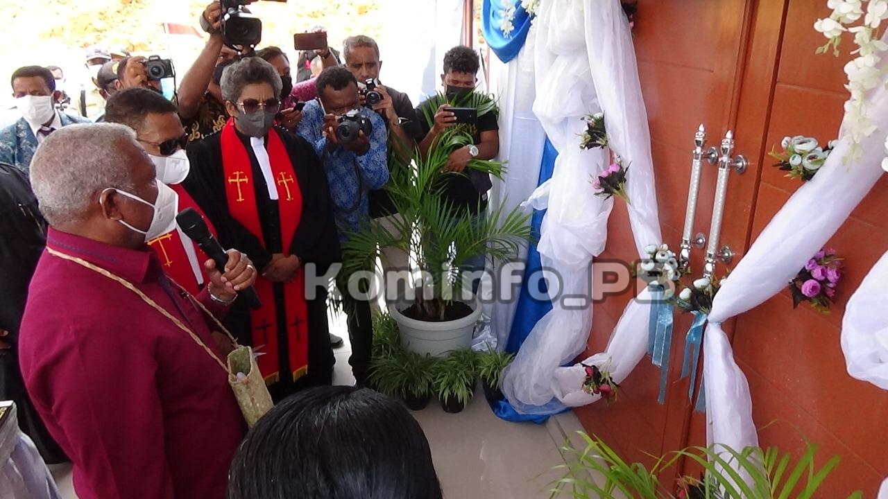 Gubernur Papua Barat Resmikan Gedung Kantor Klasis GKI Fak-Fak