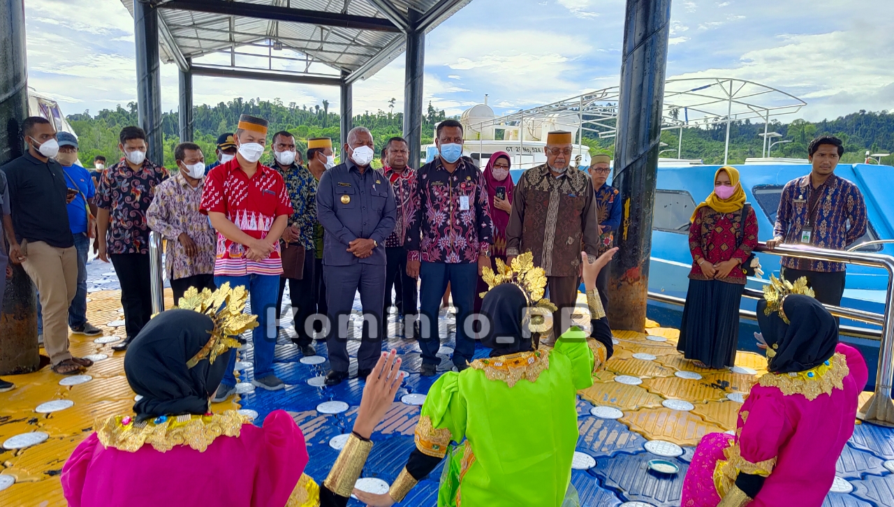 Gubernur Papua Barat Letakan Batu Pembangunan Sekertariat Bersama KKSS Raja Ampat, Sekaligus Safari Ramadhan