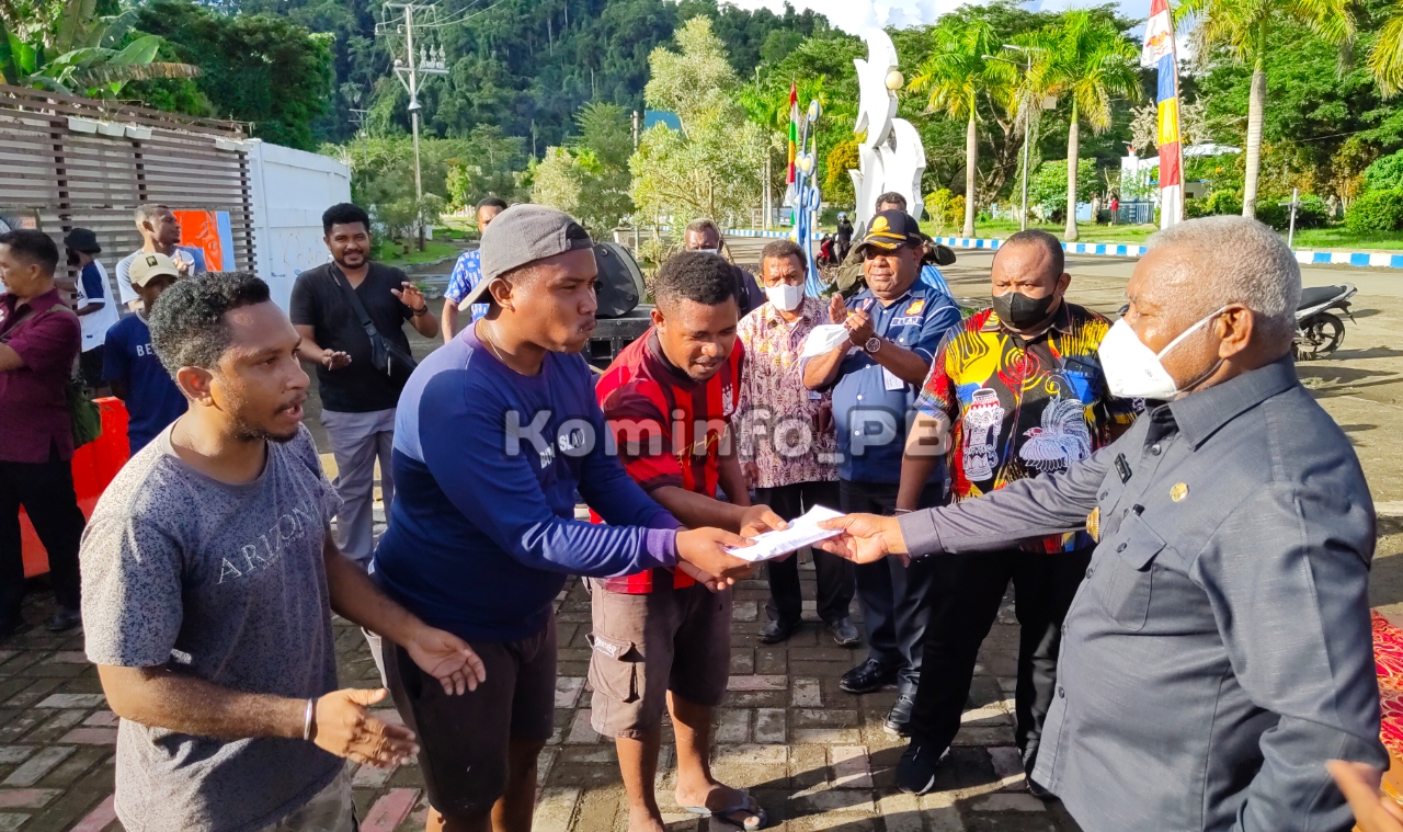 Gubernur Papua Barat Sambangi Pemuda Pecinta Musik Raja Ampat di Pinggir Jalan dan Berikan Bantuan Modal 10 Juta