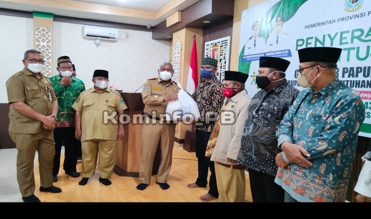 Gubernur Papua Barat Serahkan 10 Ribu Bantuan Bapok Kepada Umat Muslim Jelang Idul Fitri 1443 H
