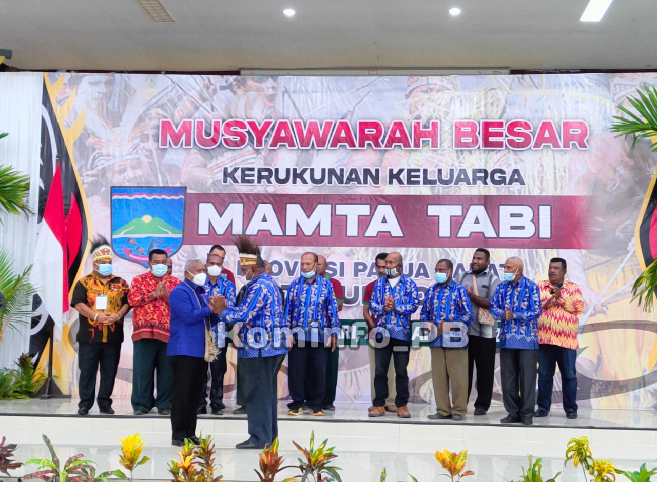 Dikukuhkan Sebagai Orangtua Keluarga Tabi Papua Barat, Gubernur : Terimakasih dan Mari Sama-sama Membangun