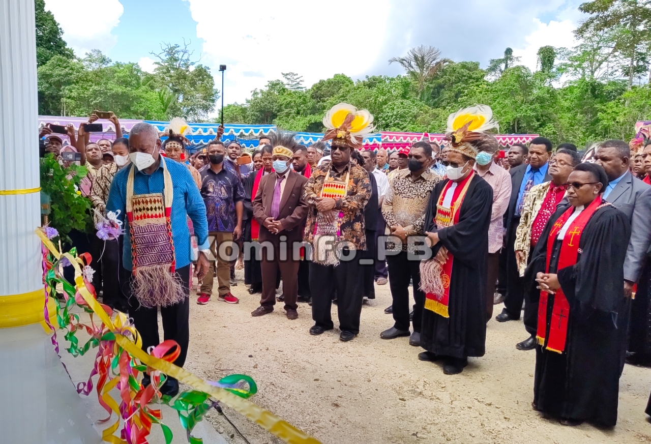 Gubernur Mandacan dan Ketua Sinode GKI di Tanah Papua Resmikan Kantor Bakal Klasis Sawiat Sorsel