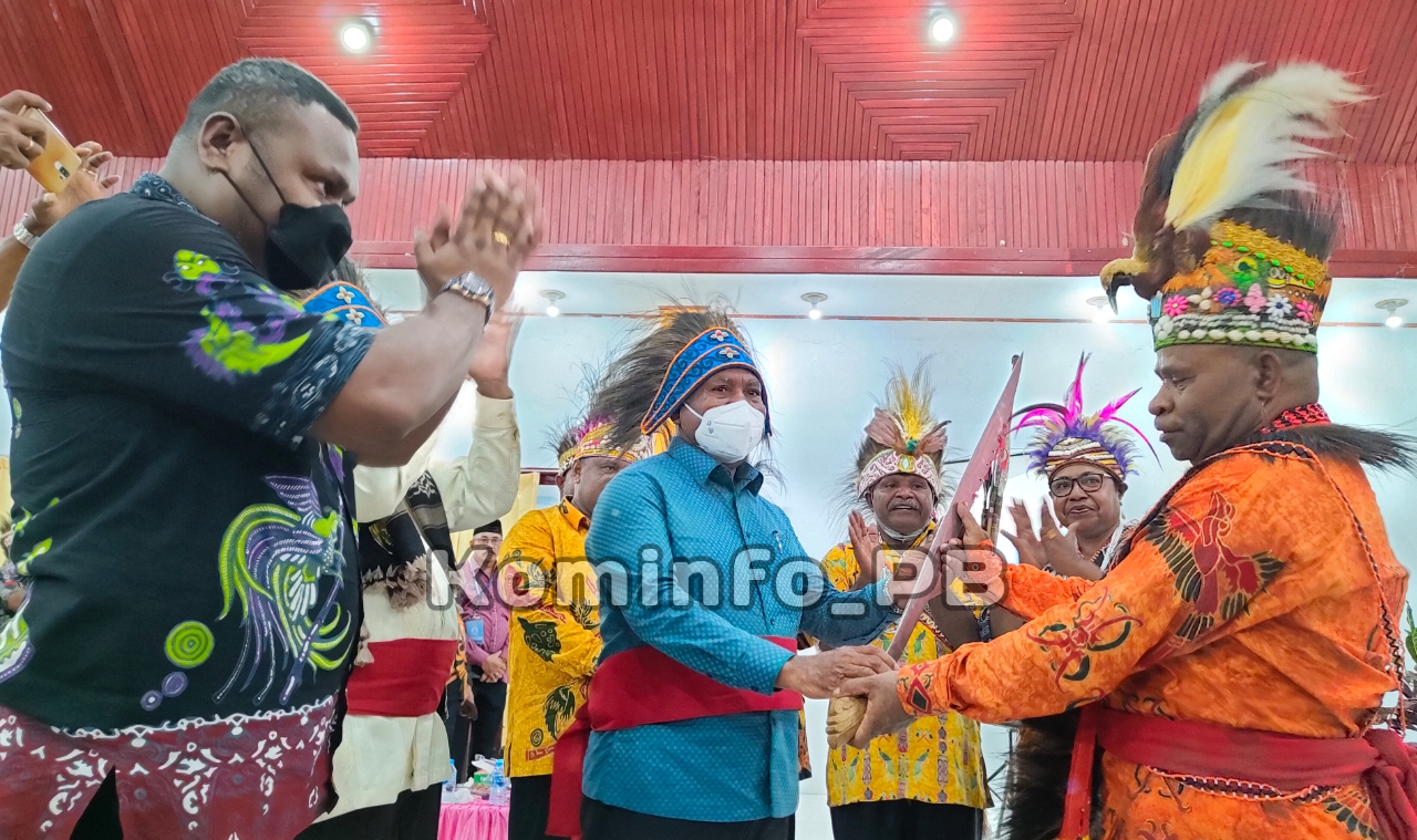 Gubernur Papua Barat Hadiri Pelantikan Ketua IMEKKO kabupaten Sorong Selatan Periode 2022-2026