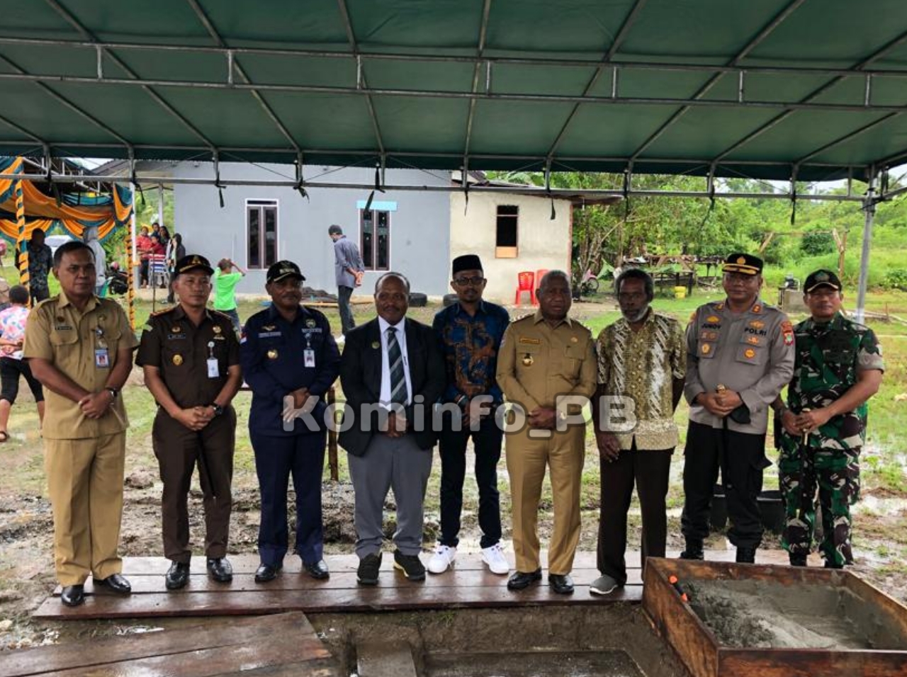 Gubernur Mandacan Letakan Batu Pembangunan Gereja Pentakosta Narwastu Teluk Bintuni