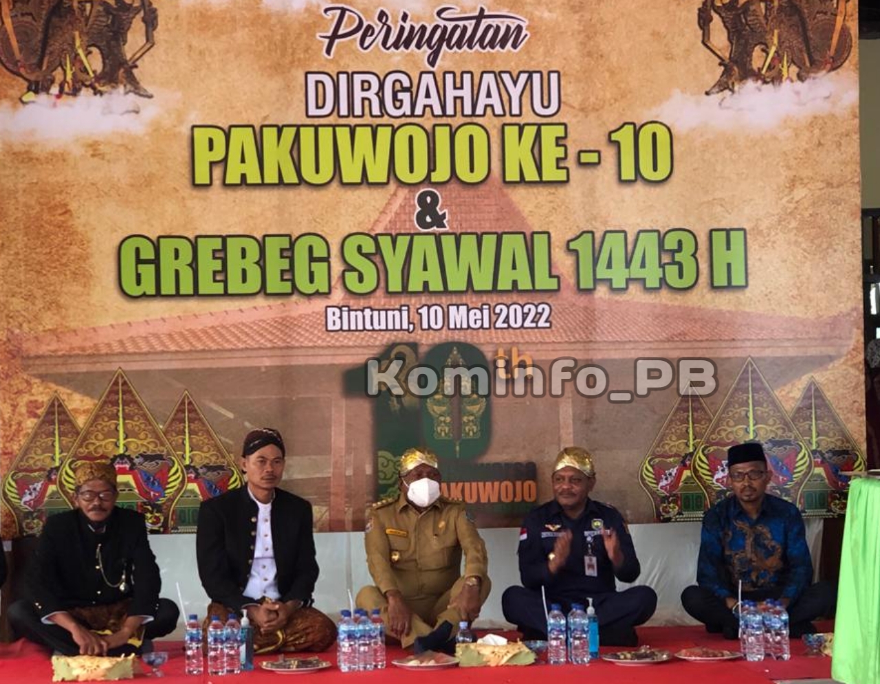 Gubernur Hadiri Peringatan 10 Tahun Pakuwojo dan Grebek Syawal 1443 di Teluk Bintuni