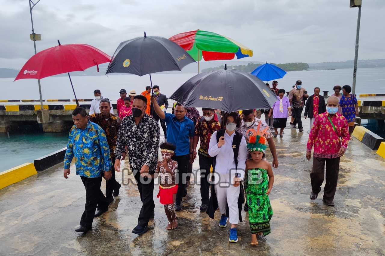 Tarian Adat Sambut Pj. Gubernur Papua Barat Saat Tiba di Pulau Mansinam