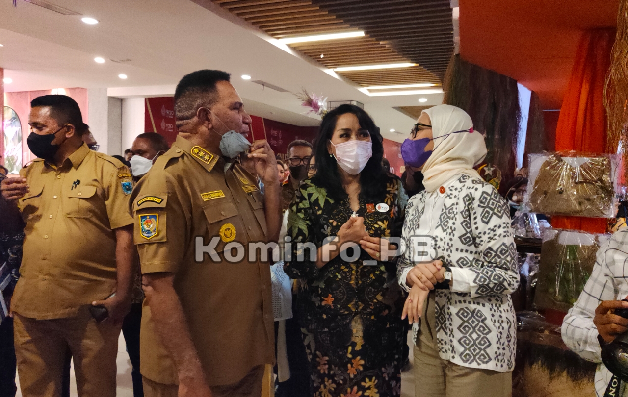 Pj. Gubernur Papua Barat dan Delegasi W20 Terkesan Saat Kunjungi Stand Pameran