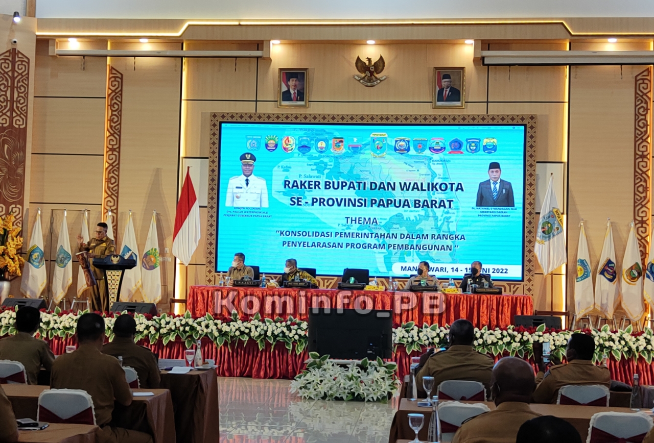 Buka Raker Bupati/Walikota, Pj. Gubernur Waterpauw Paparkan Tantangan dan Tujuan RPD Papua Barat 2023-2026