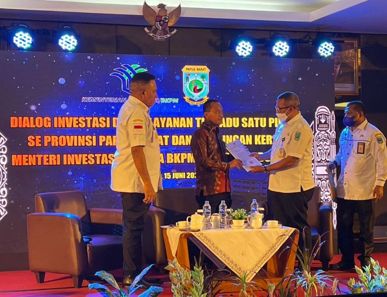 Papua Barat Serahkan Dokumen Pembangunan Pabrik Pakan Ternak Kepada Menteri Bahlil, Nilai Investasi 70 Miliar
