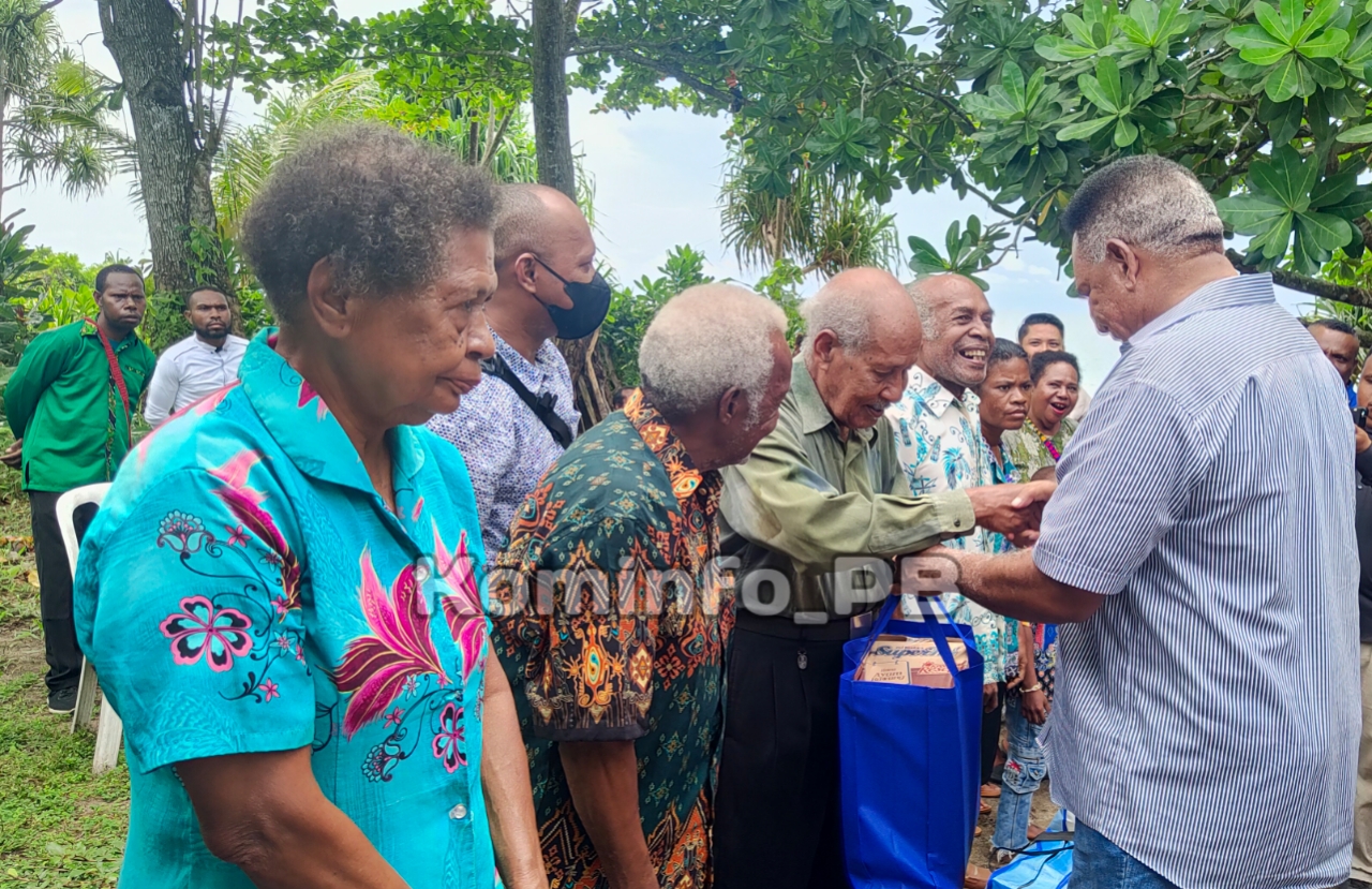 Warga Kampung Aipiri Terima Bingkisan Kasih Pj. Gubernur Papua Barat