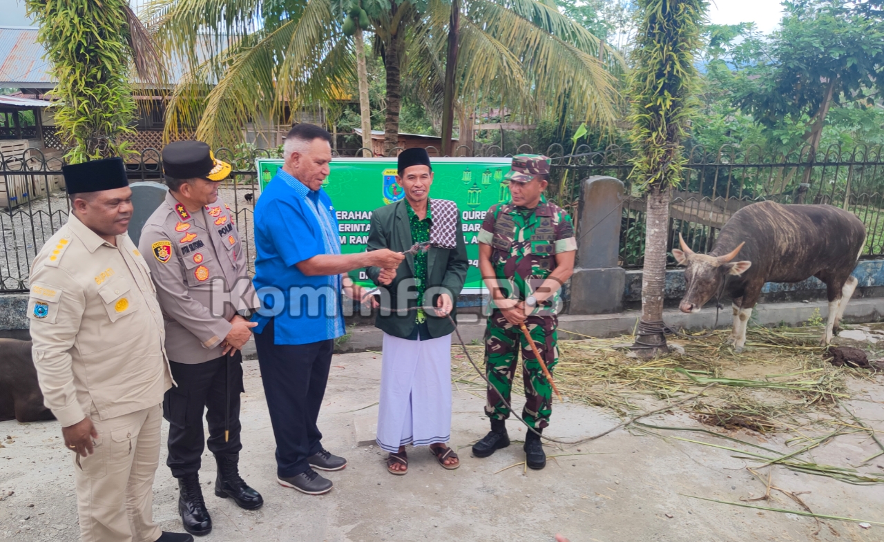 Pj. Gubernur Papua Barat Serahkan Hewan Qurban Idul Adha 1443 H di Masjid Baitul Amin