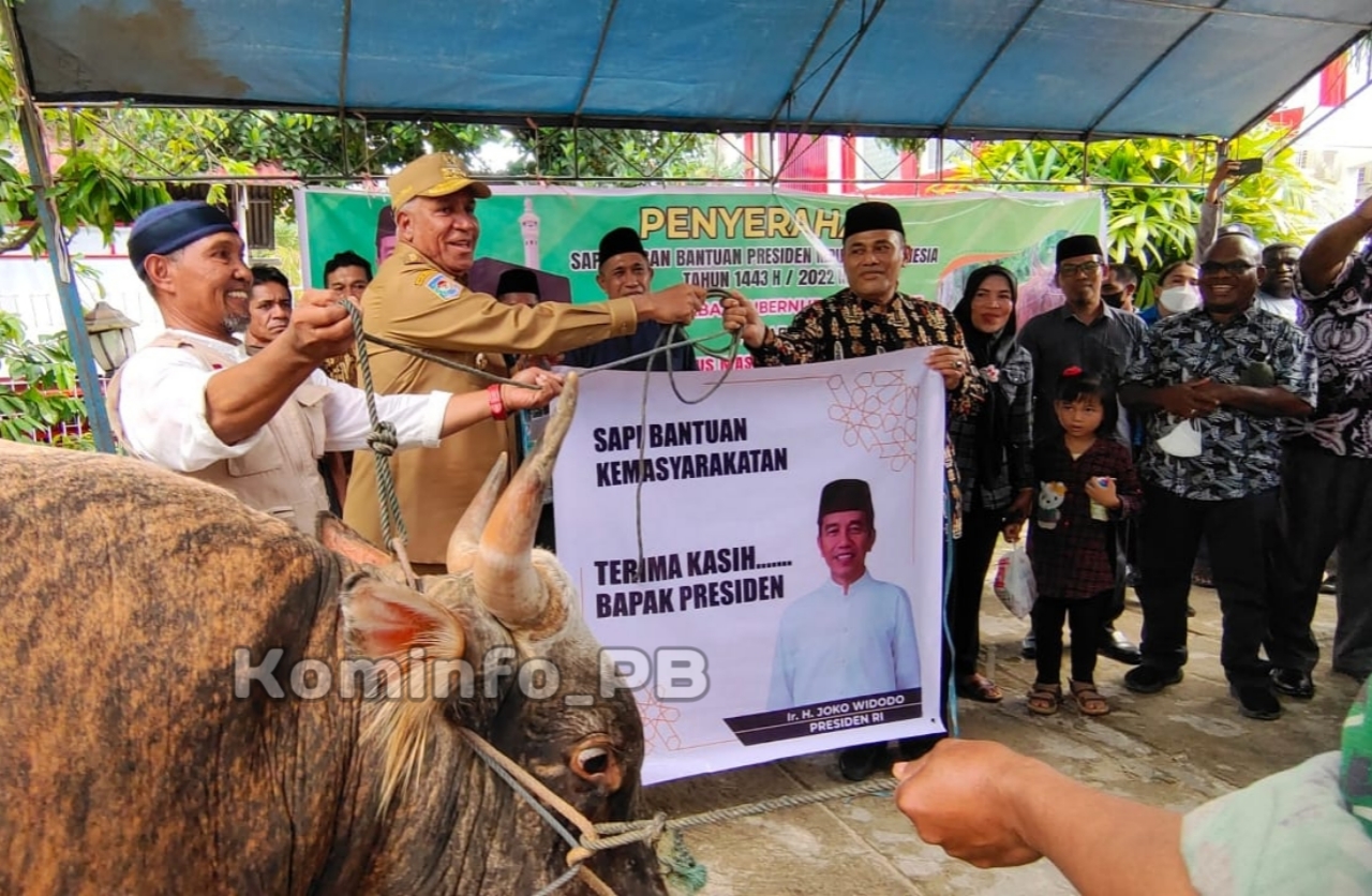Pj. Gubernur Waterpauw Serahkan Hewan Qurban Bantuan Presiden dan Pemprov di Kota Sorong