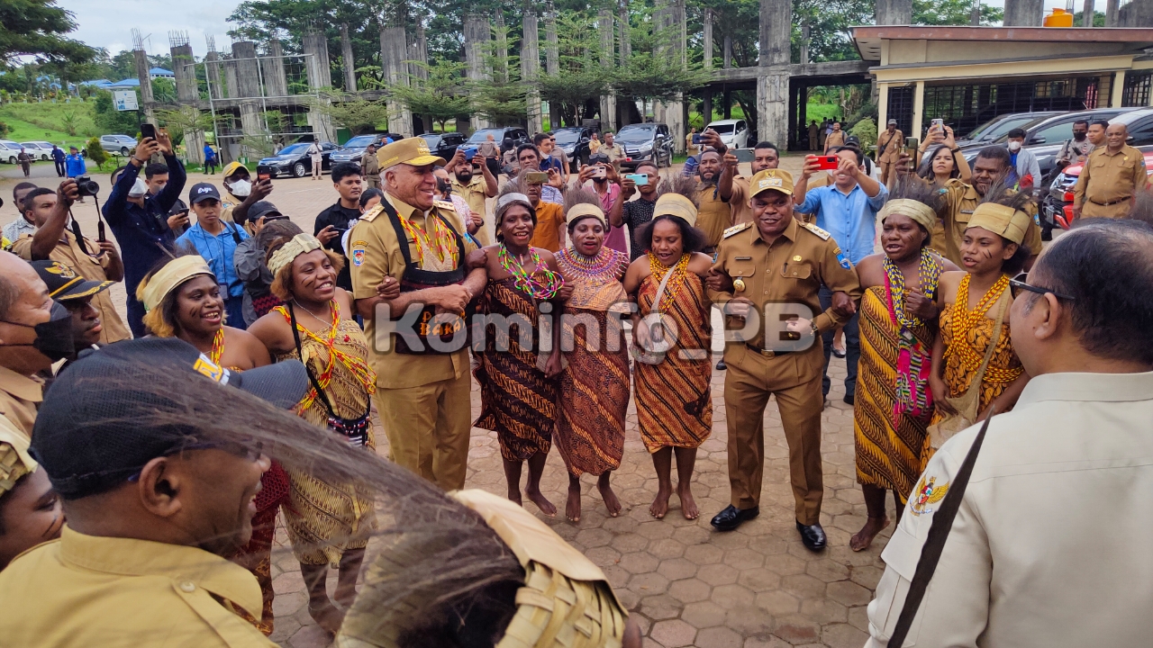 Tarian Tumbu Tanah Sambut Kunjer Pj. Gubernur Waterpauw di Kantor Bupati Manokwari