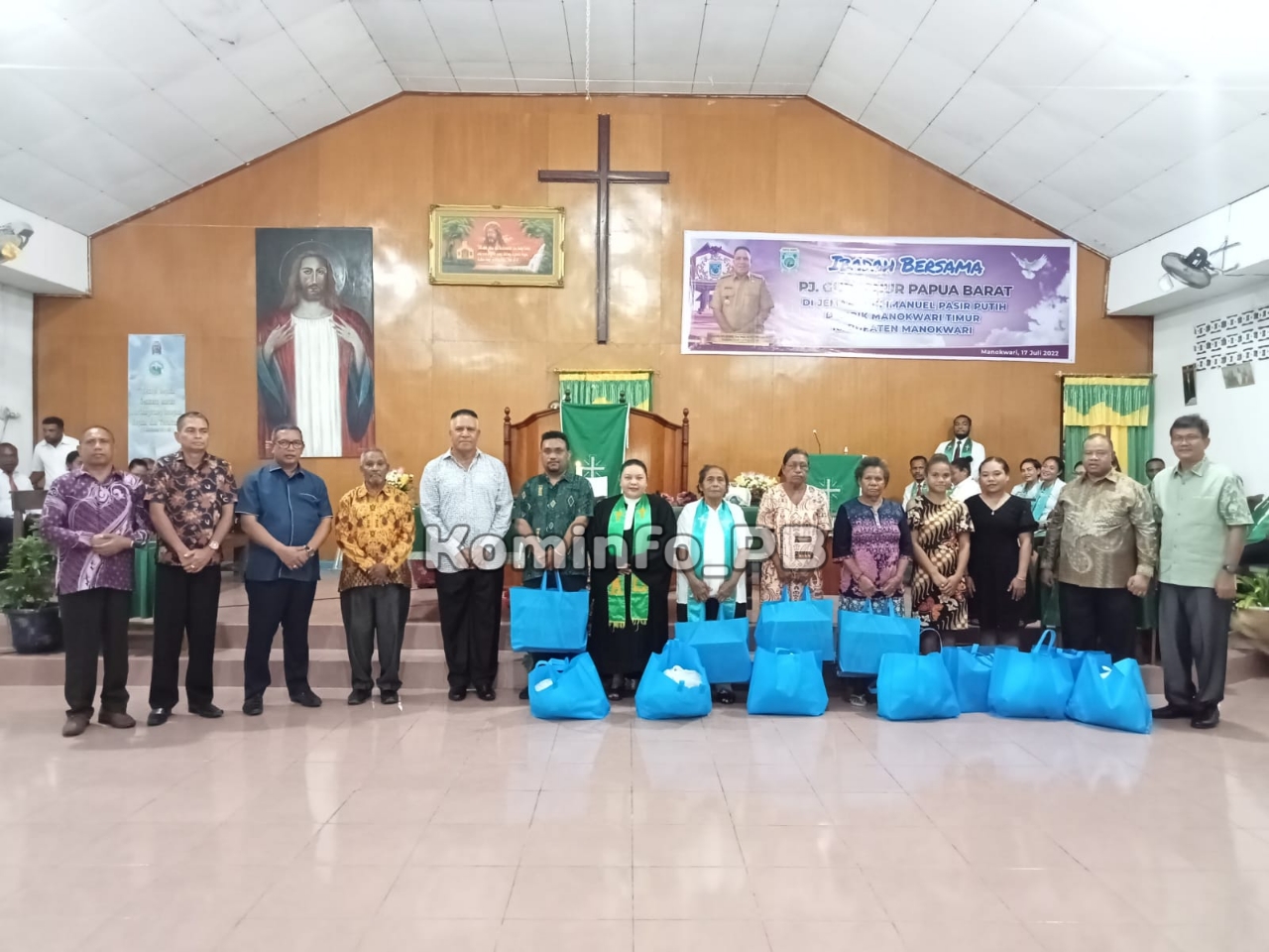 Pj.Gubernur Waterpauw Ibadah Minggu Pagi Bersama Jemaat GKI Imanuel Pasir Putih