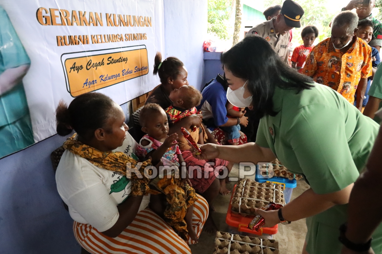 Beri bantuan Sembako Stunting di Gueintuy, ini Komitmen Ketua Dharma Pertiwi Kasuari