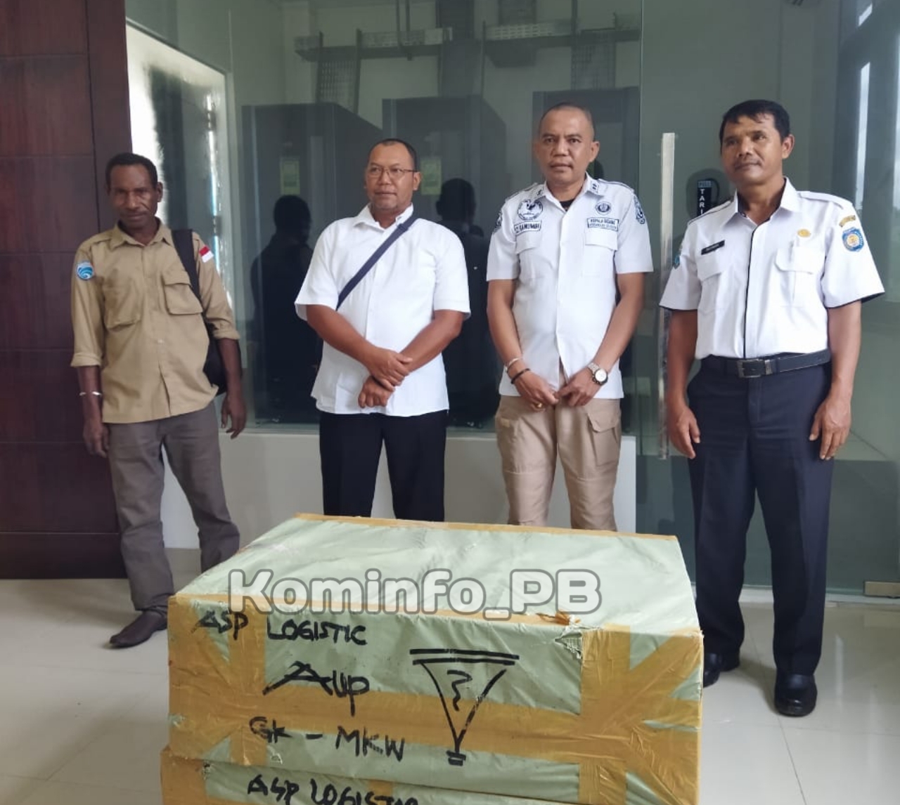 Diskominfo Perstatik Papua Barat Serahkan 