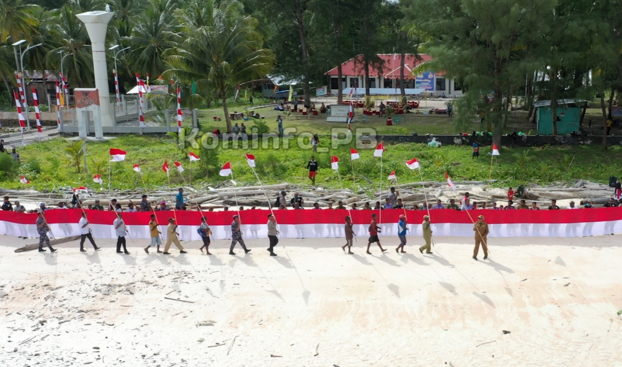 Bentangan 77 Meter Bendera Merah Putih dari Pulau Terluar Papua Barat untuk Indonesia