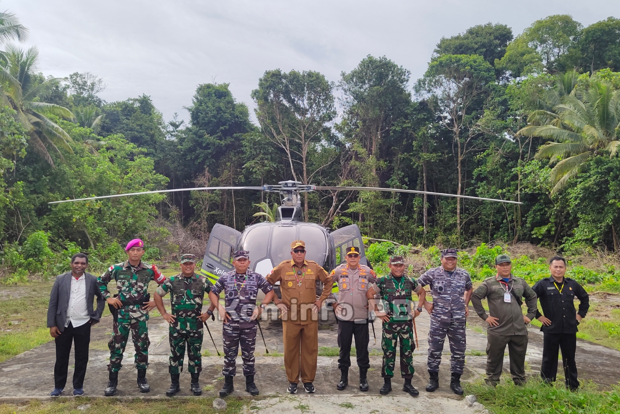 Pj. Gubernur Waterpauw Letakan Batu Rumah Prasasti Kebangsaan, Serahkan Tangan Kasih dan Santunan Kematian di Pulau Fani