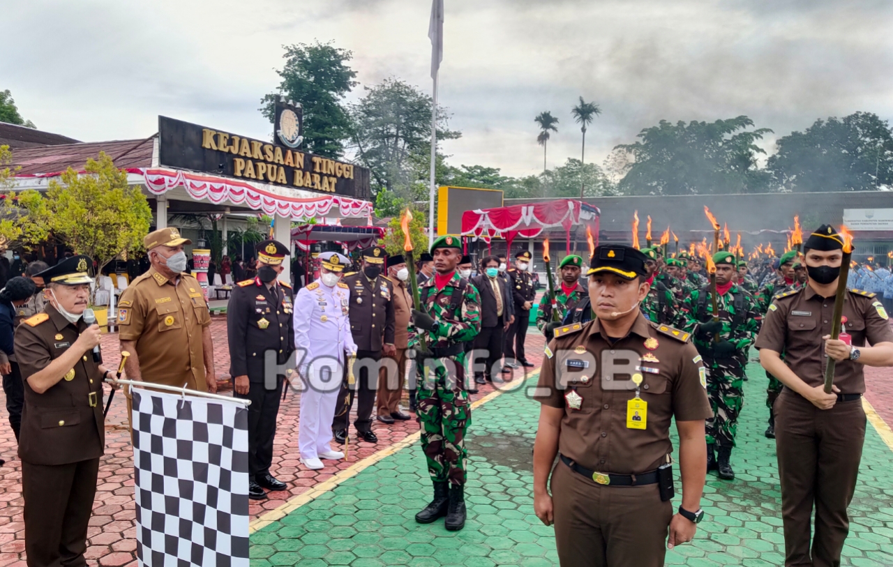 Upacara Taptu dan Pawai Obor Mengenang Detik-detik Kemerdekaan Indonesia dari Manokwari