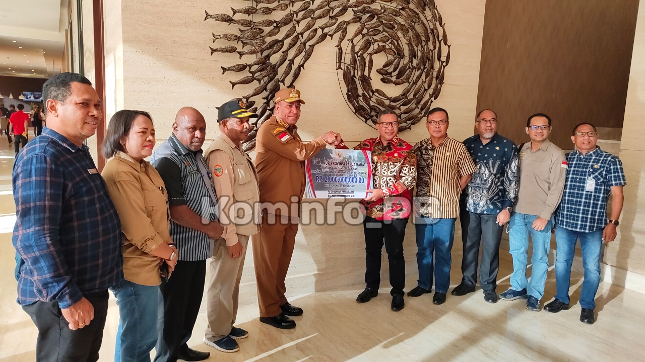Penjabat Gubernur Paulus Waterpauw Serahkan Bantuan Penanganan Bencana Kota Sorong Sebesar 2 Miliar