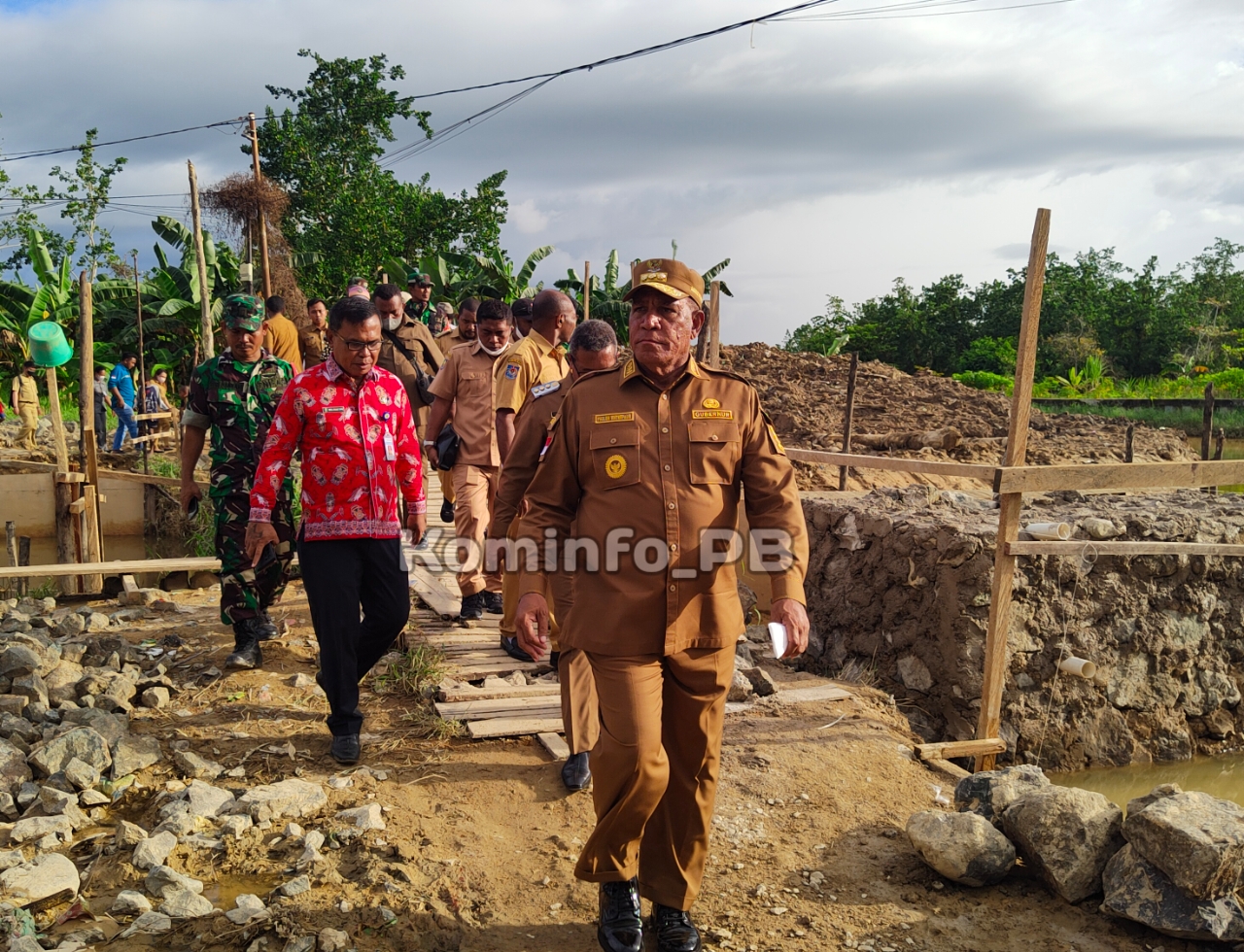 Tinjau Lokasi Banjir dan Serahkan Bantuan Bapok, Pj. Gubernur Papua Barat Tunggu Kelengkapan Data Selama 4 Jam