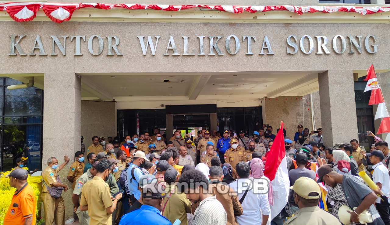 Pj. Gubernur Paulus Waterpauw dan Pj. Walikota George Yarangga Temui Pendemo dan Terima Aspirasi