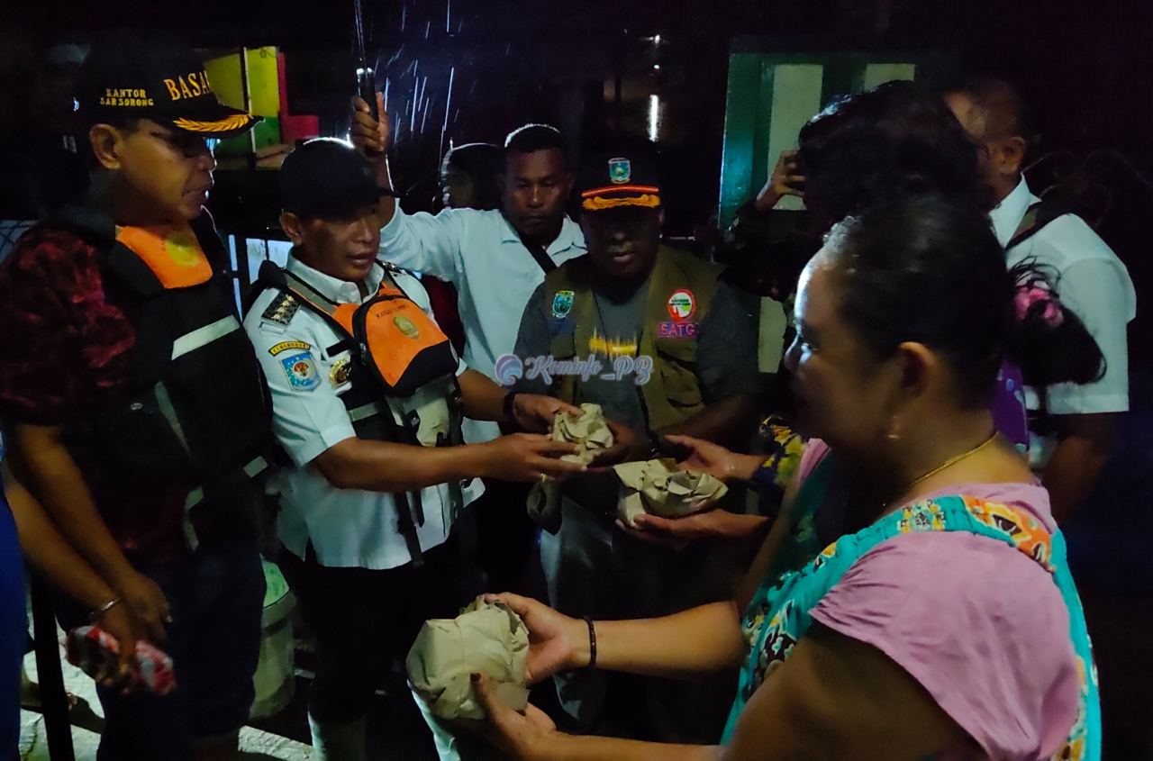 Ditengah Banjir Pj. Walikota Sorong Sambangi Warga Kelurahan Matalamagi dan Salurkan Makanan