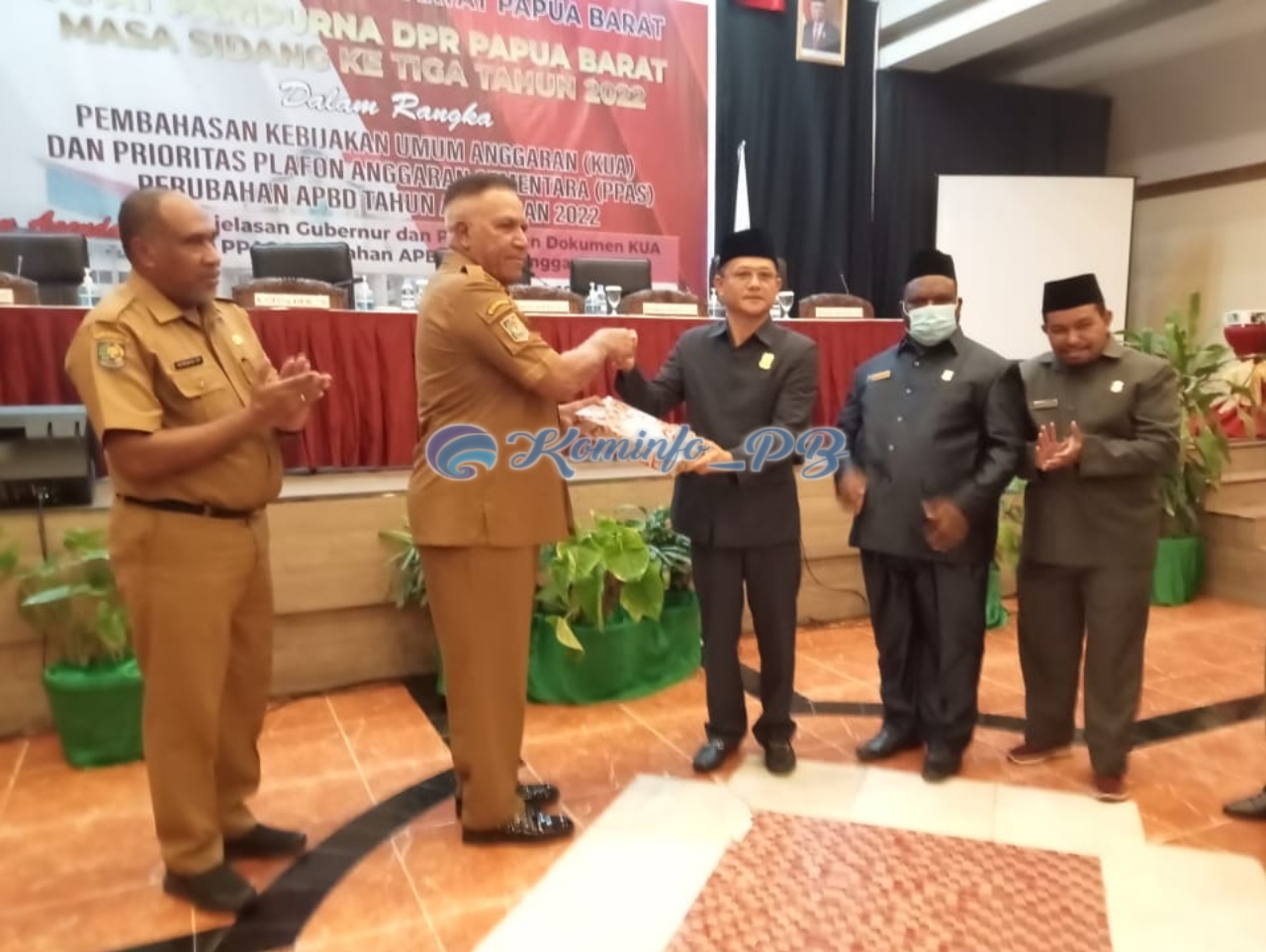 Pj. Gubernur Waterpauw Serahkan Dokumen KUA & PPAS APBD-P Tahun 2022 Ke DPR Papua Barat