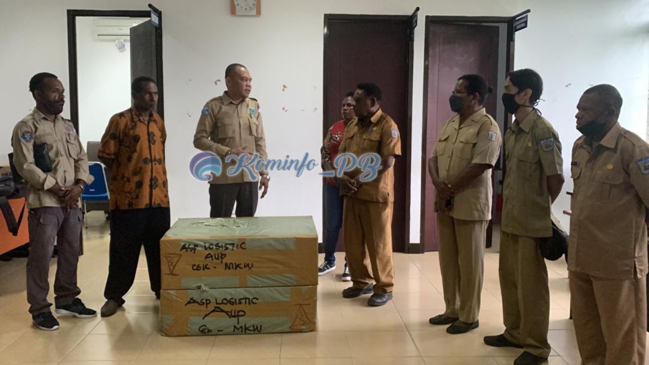 Diskominfo Persandian & Statistik Papua Barat Serahkan Server Bagi Kota dan Kabupaten Sorong