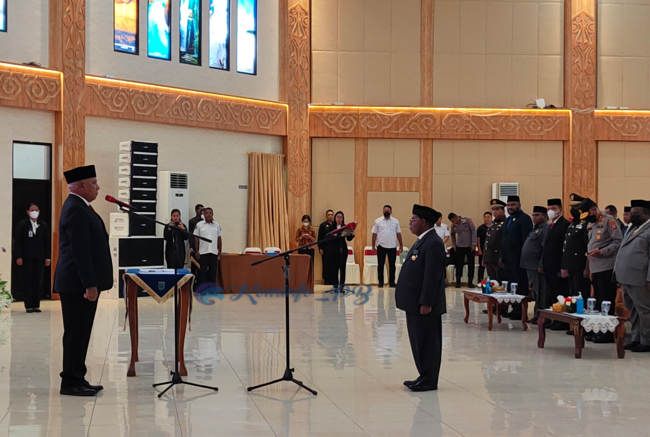Penjabat Gubernur Paulus Waterpauw Lantik Dr. Nataniel D. Mandacan Dalam Jabatan Fungsional PPUPD Papua Barat