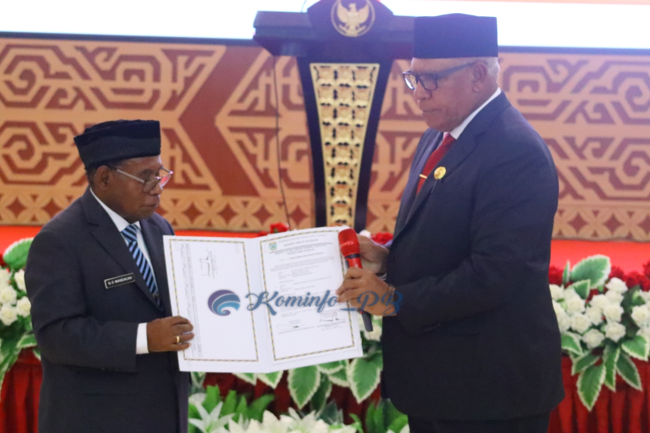 Dr. Nataniel D. Mandacan Serahkan Kewenangan Sekda Kepada Pj. Gubernur Papua Barat