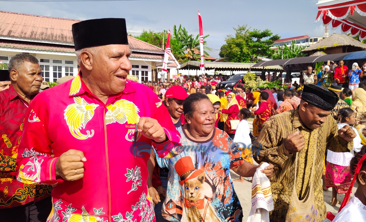 Keceriaan Penjabat Gubernur Papua Barat Bersama Masyarakat Pada Hut Kabupaten Fakfak Ke-122